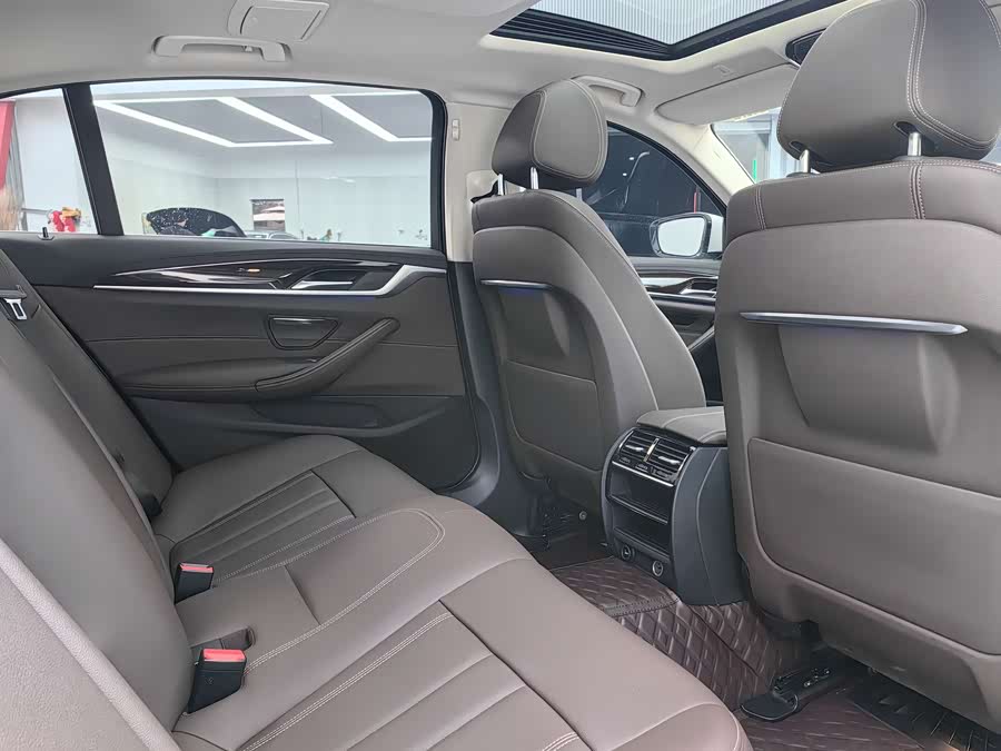 BMW 5 Series 2019 #26 BMW 5 Series 2019 car image #26