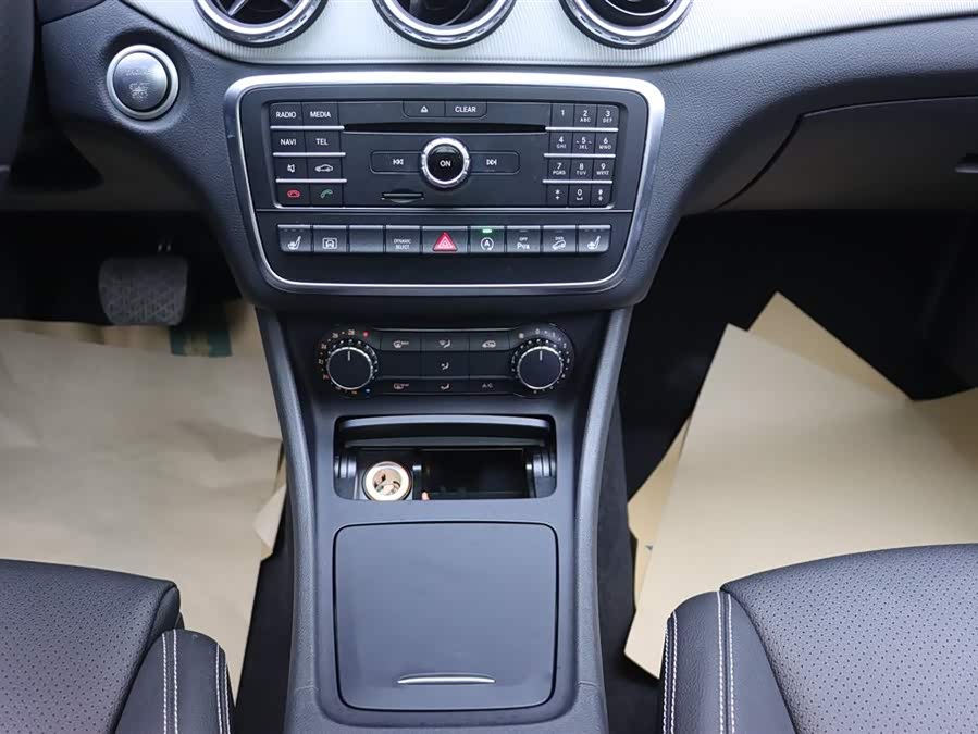 Mercedes-Benz GLA Class 2016 car image #26