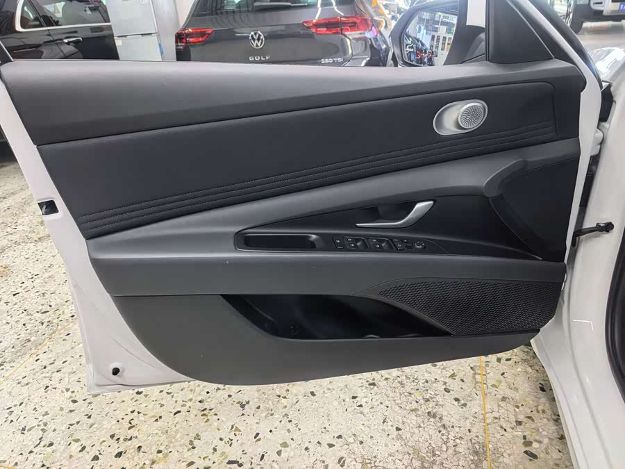 Hyundai Elantra 2023 immagine di auto #26