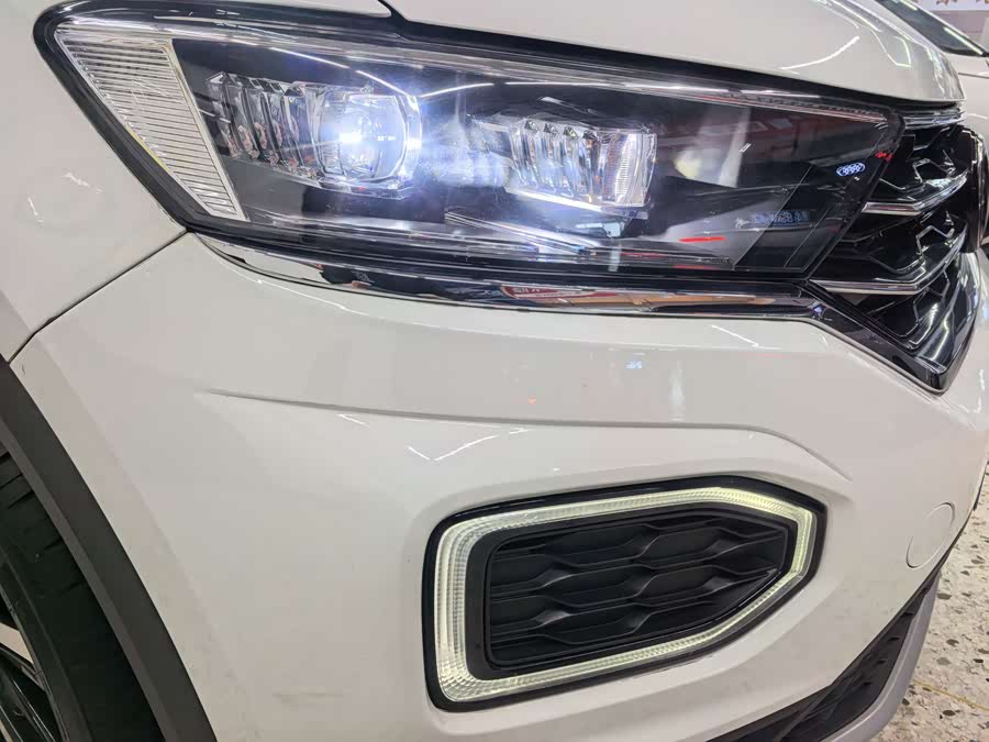 Volkswagen T-Roc 2022 car image #26