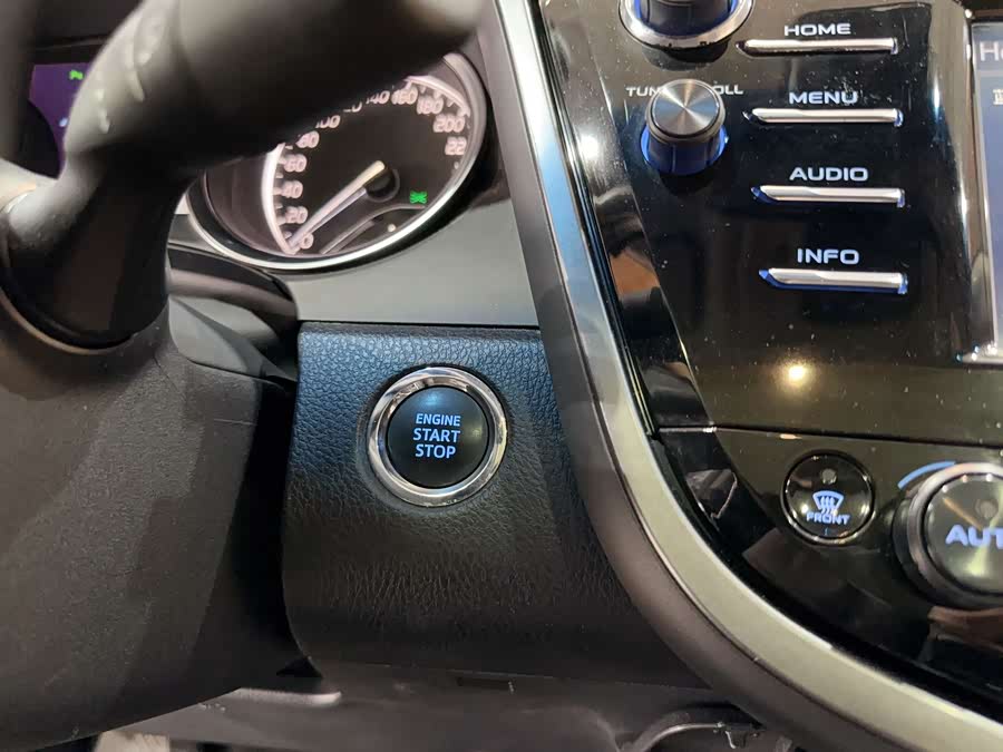 Toyota Camry 2018 immagine di auto #26