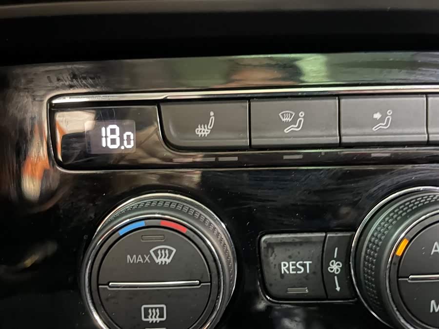 Volkswagen Passat 2020 car image #26