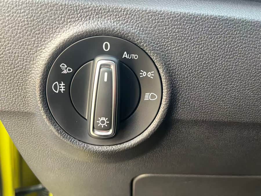 Volkswagen T-Roc 2023 car image #26