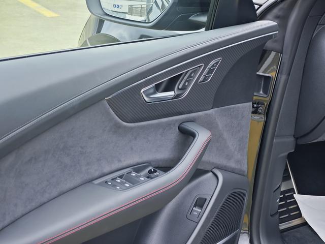 Audi RS Q8 car image #26