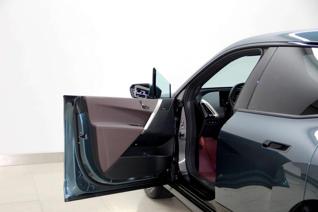 BMW iX 2023 car image #26