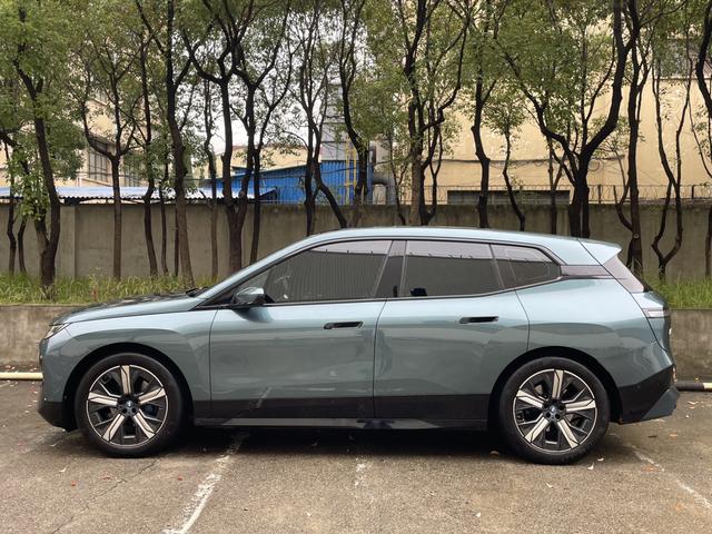 BMW iX 2023 car image #26