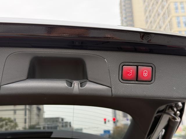 Mercedes-Benz GLC Class 2016 car image #26