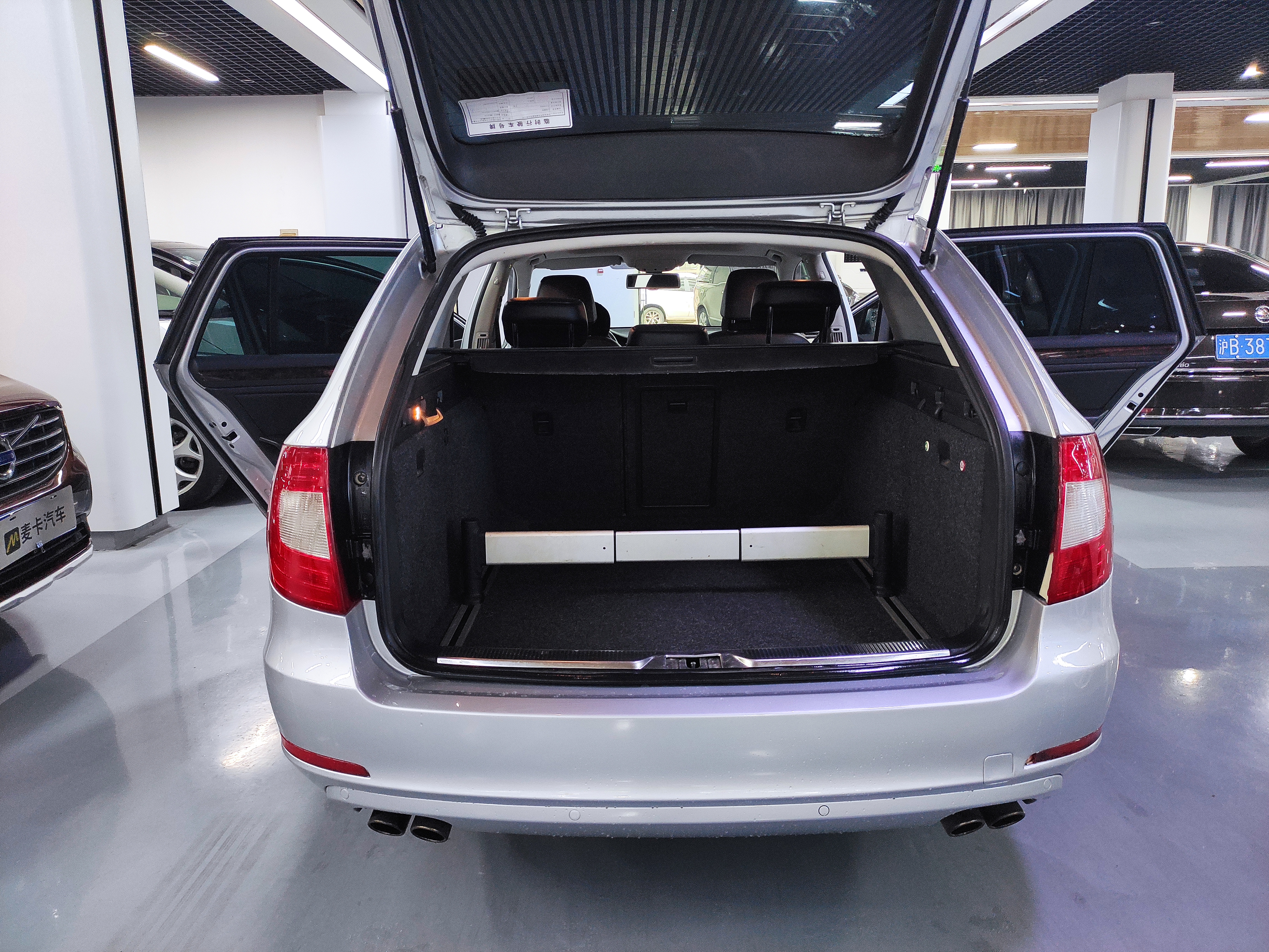 Skoda Superb Combi 2014 car image #26