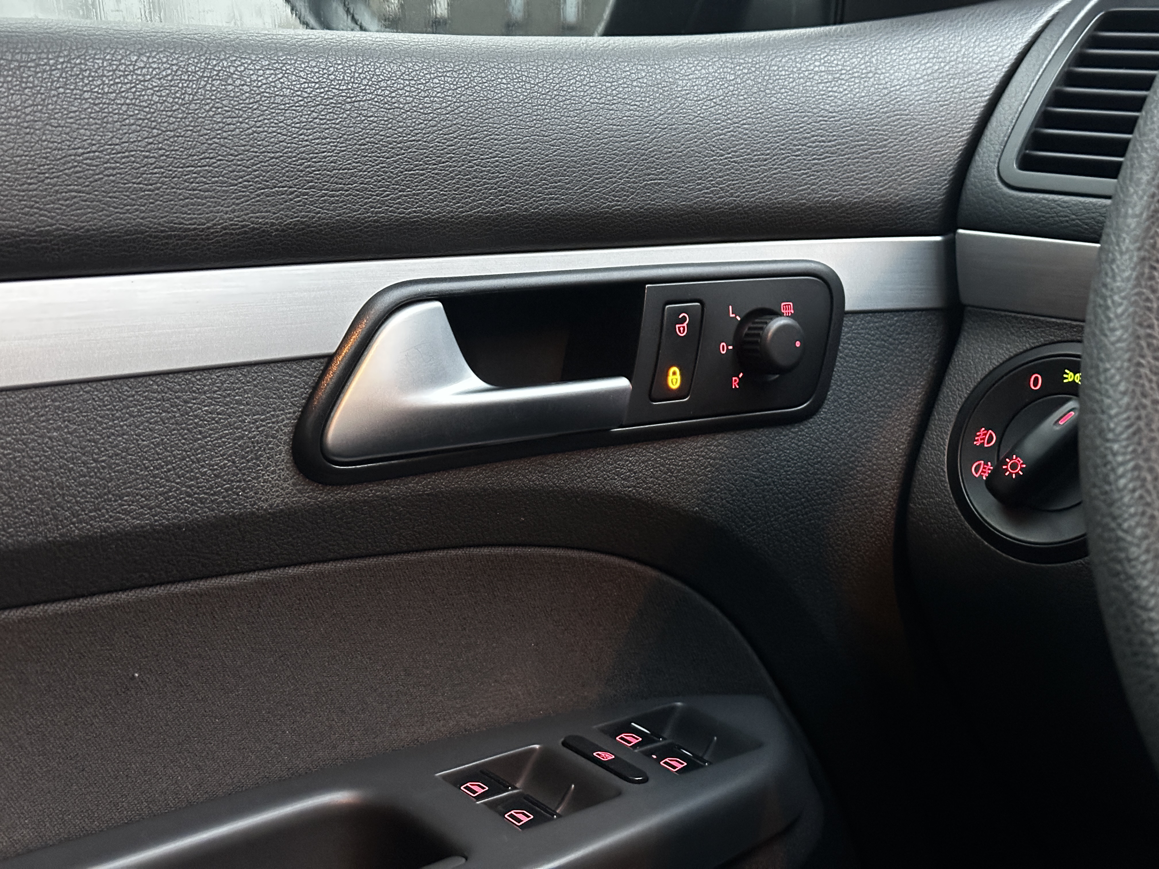 Volkswagen Touran 2015 immagine di auto #26