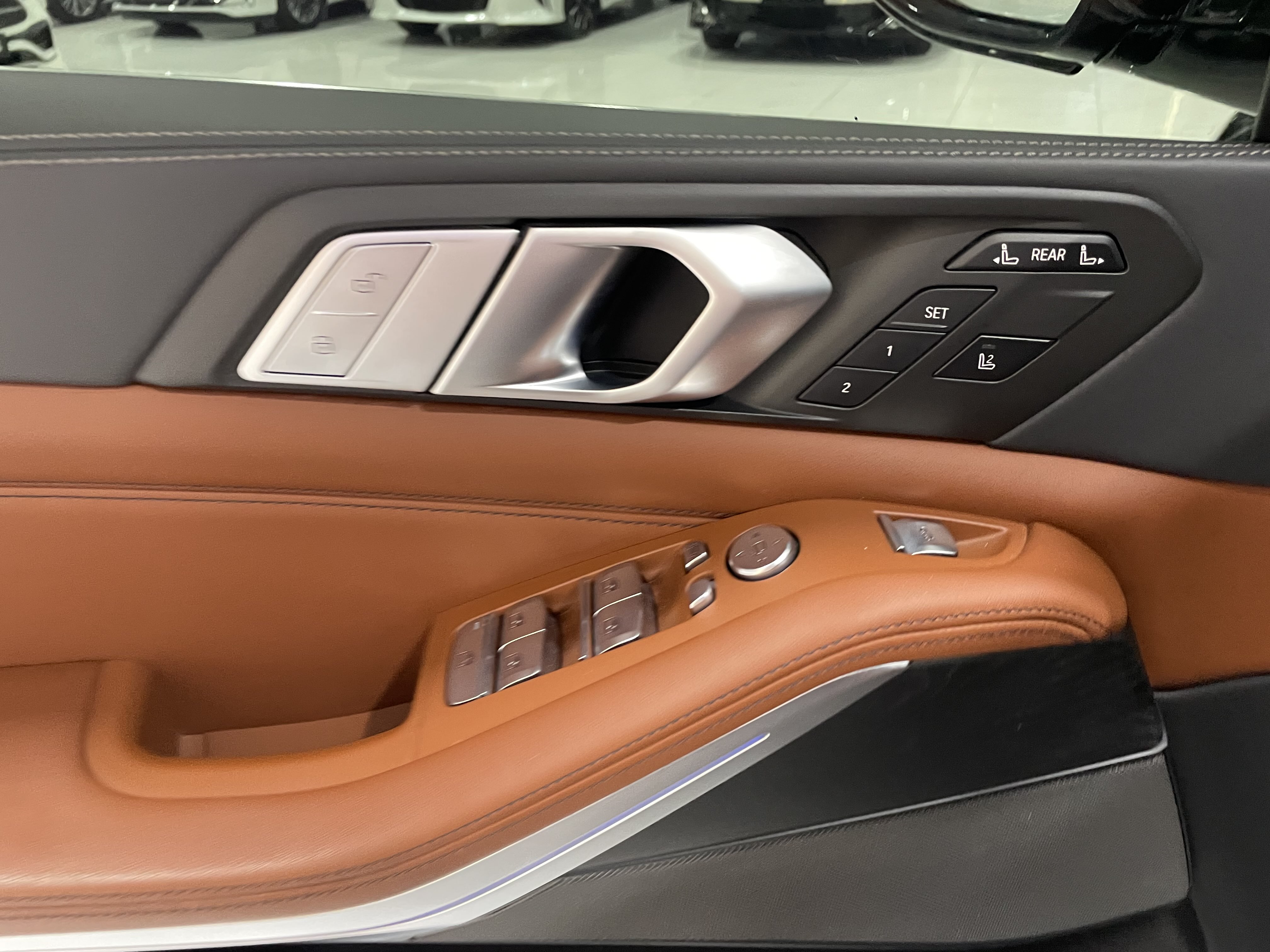 BMW X7 M60i 2021 car image #26