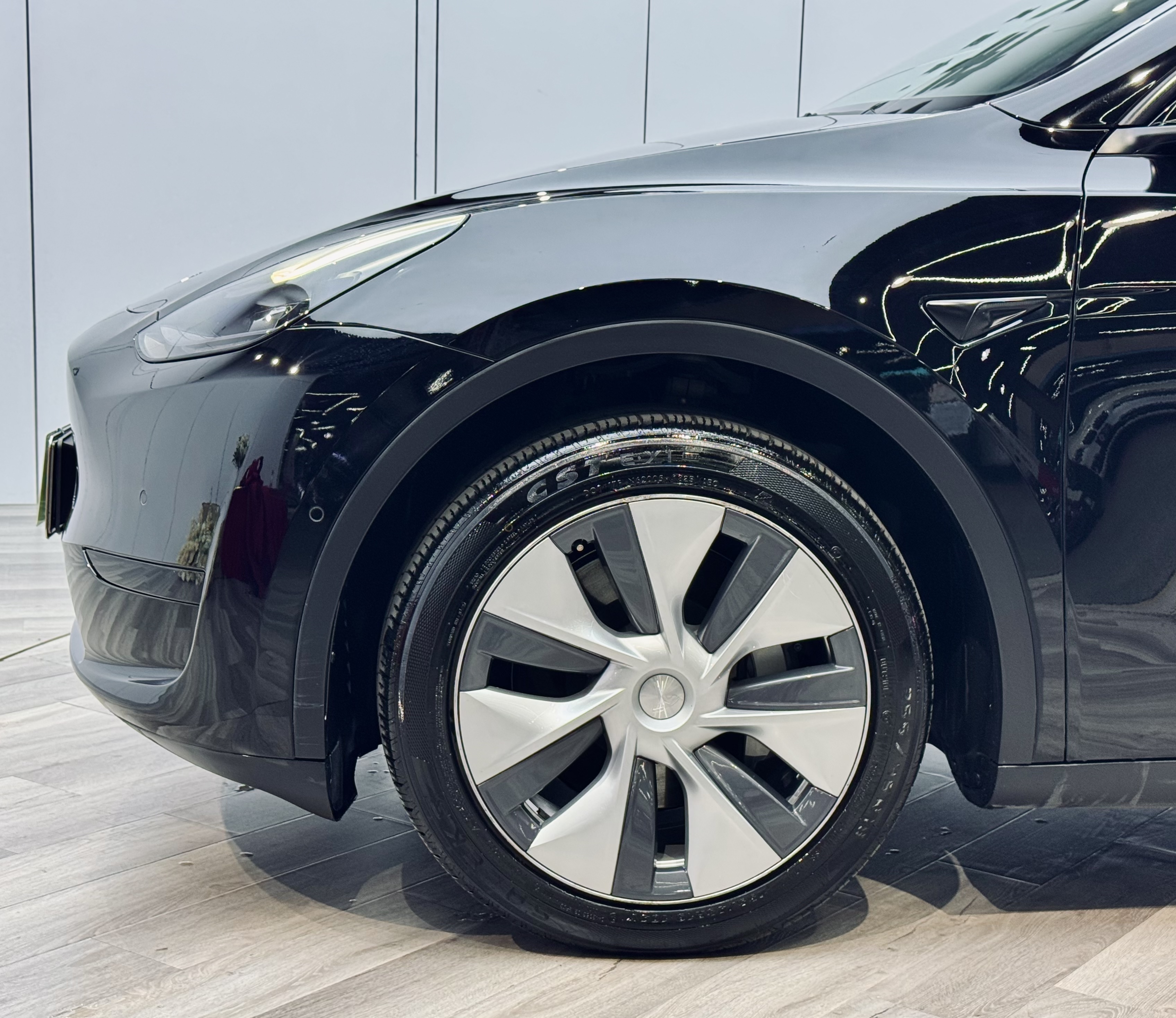 Tesla Model Y 2023 car image #26