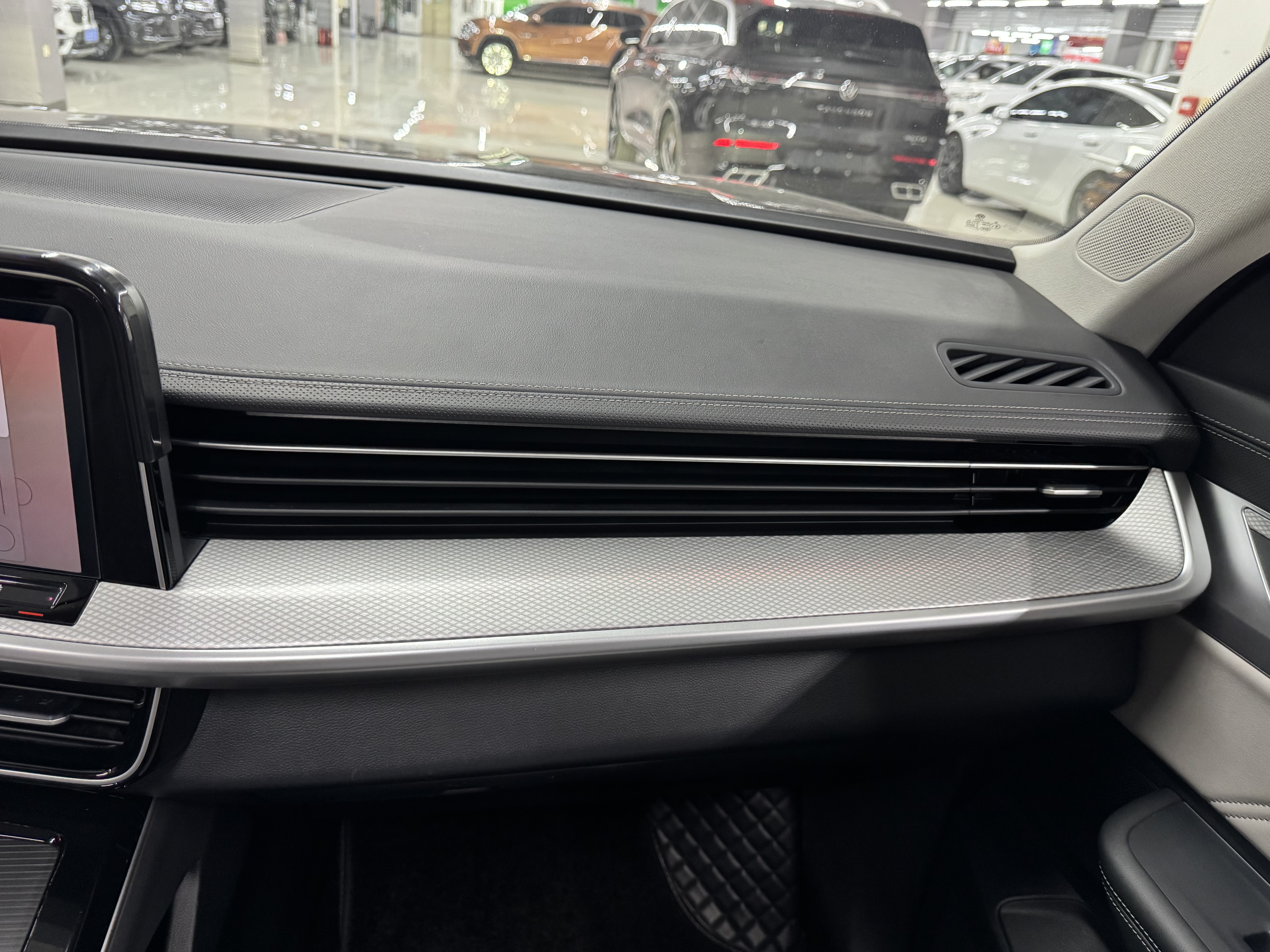 Volkswagen Tavendor 2024 immagine di auto #26