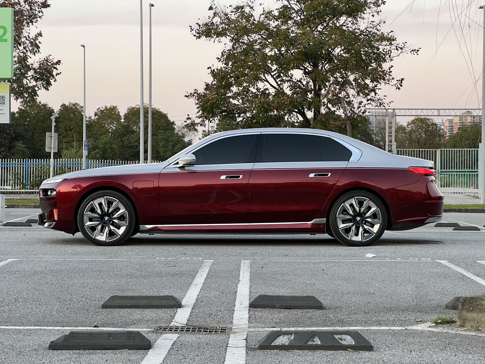 BMW i7 2023 car image #26