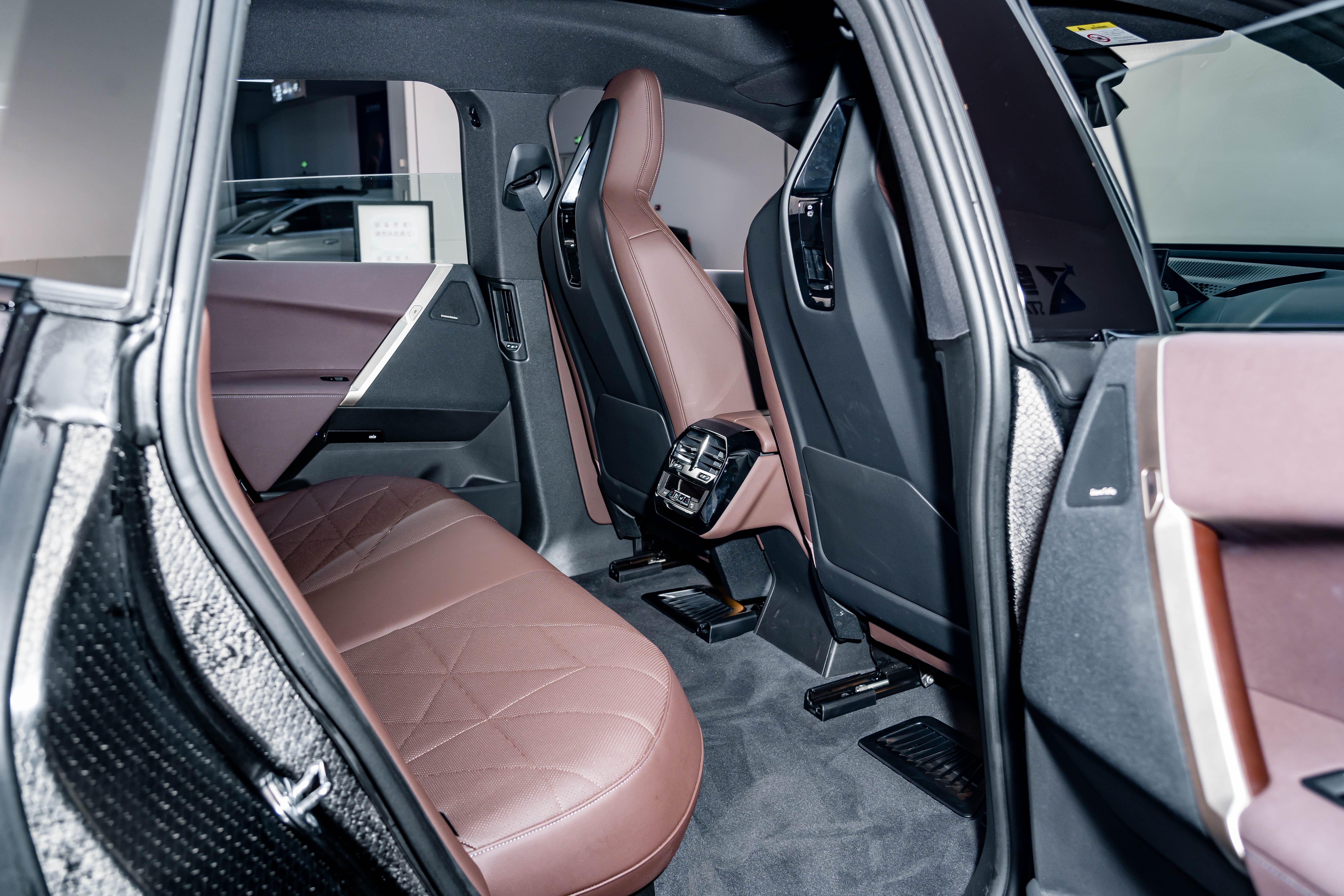 BMW iX 2024 car image #26