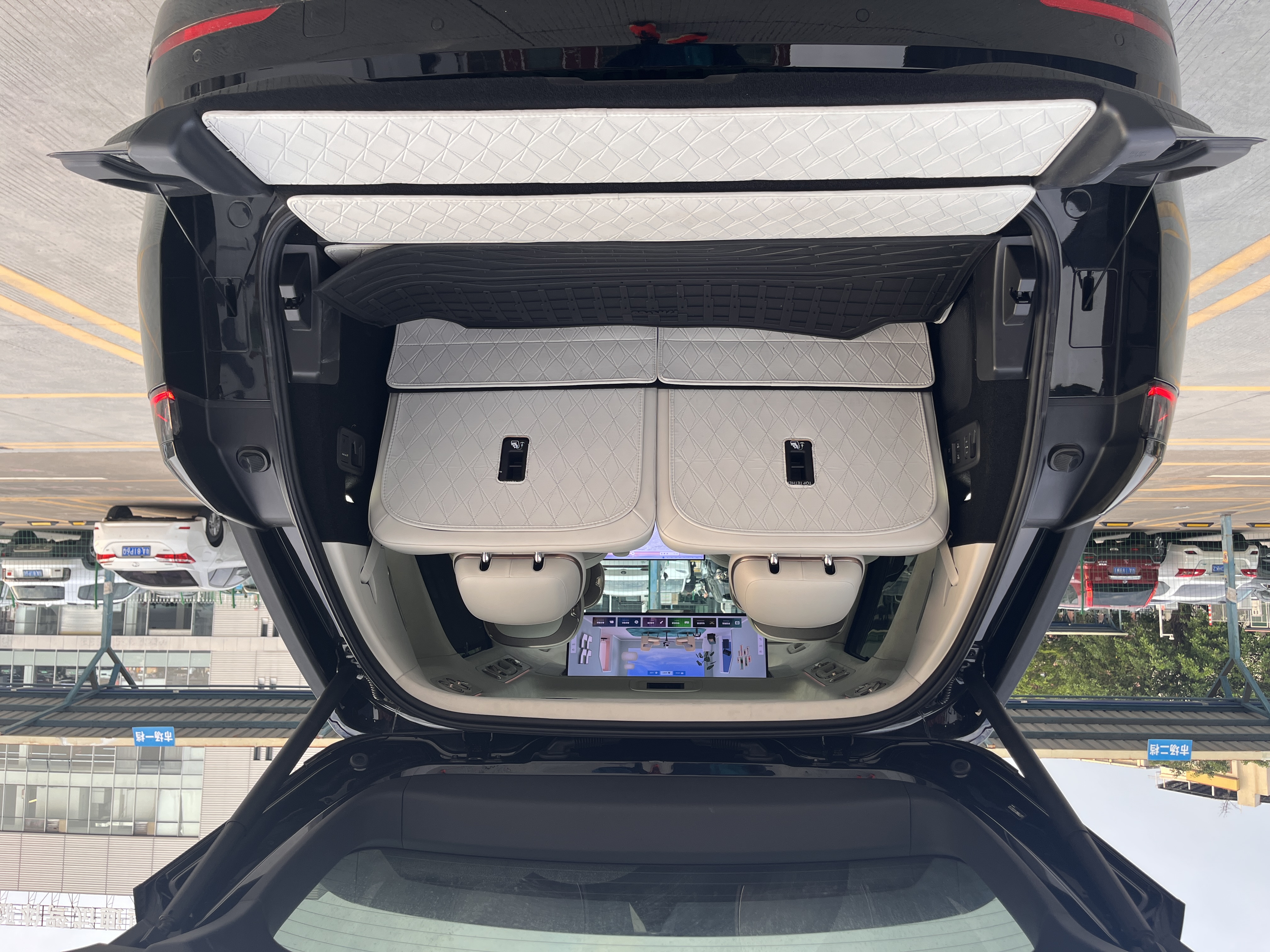 Lynk & Co 900 2025 car image #26