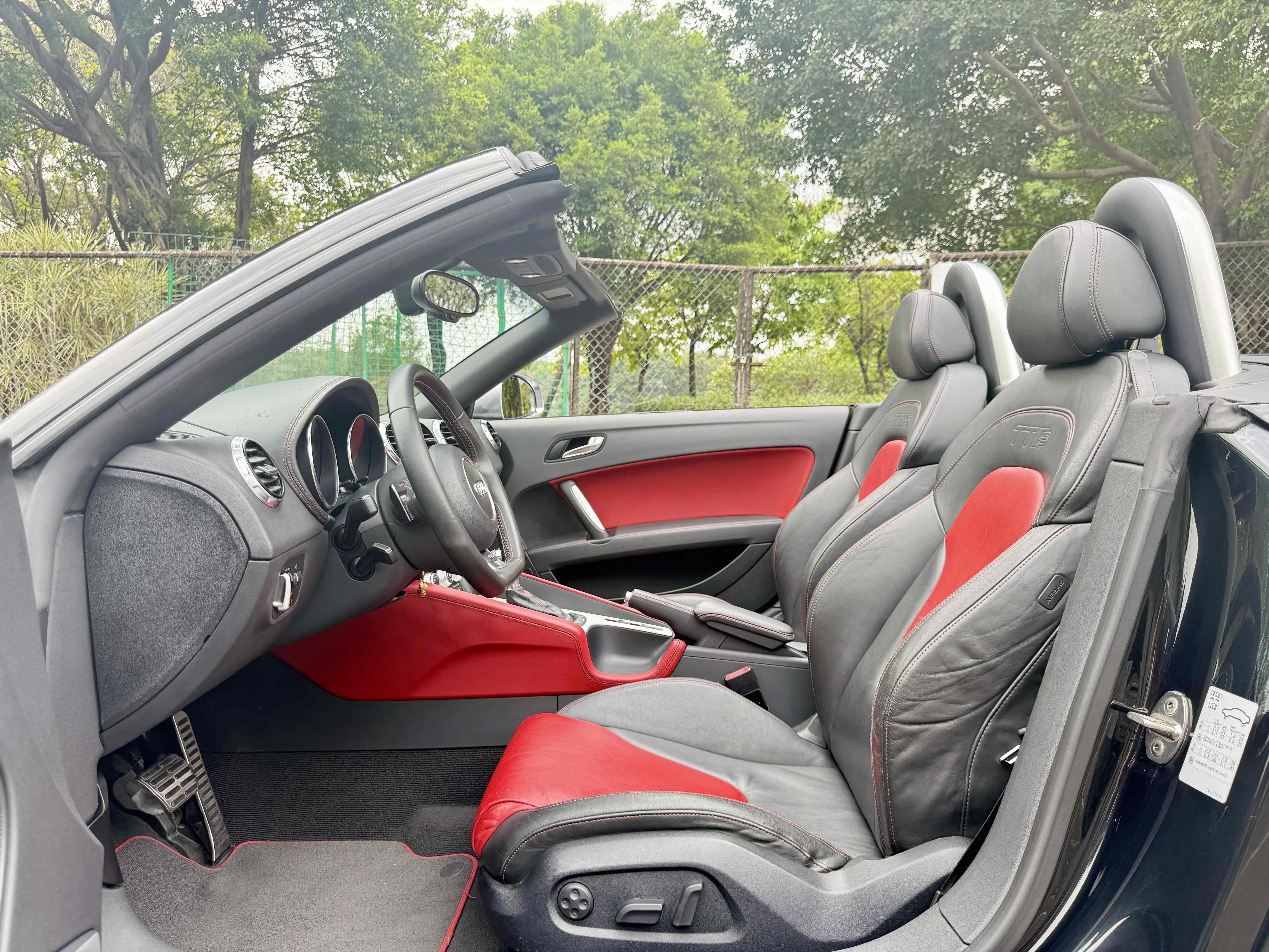 Audi TTS 2011 car image #26