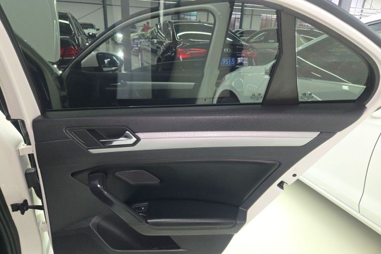 Volkswagen Lamando 2018 immagine di auto #26