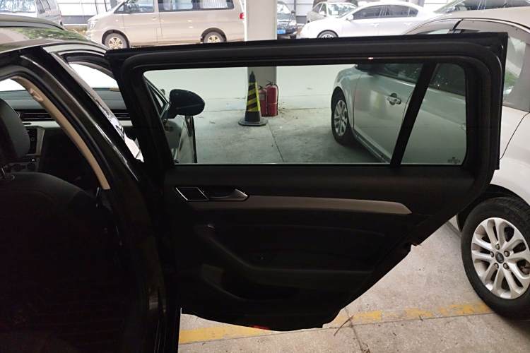 Volkswagen Passat Variant 2018 immagine di auto #26