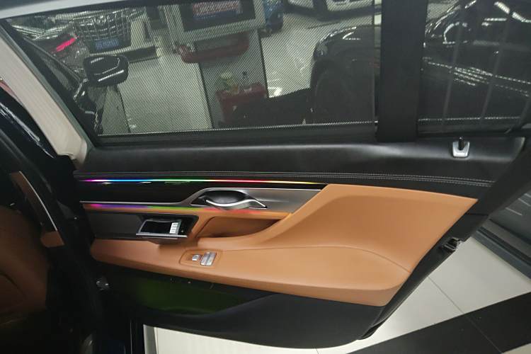 BMW M760Le 2019 car image #26