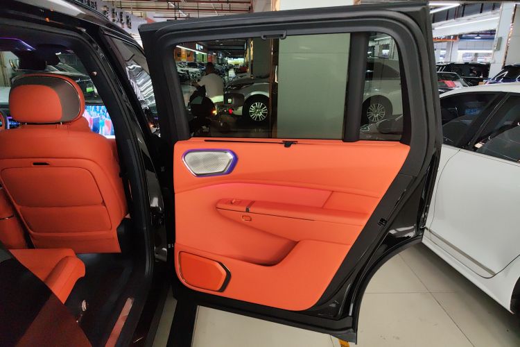 Lynk & Co 900 2025 car image #26