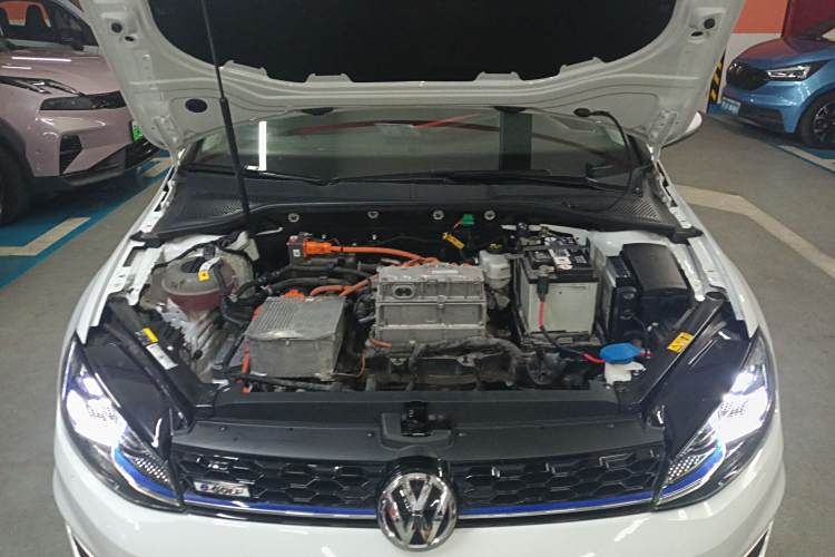 Volkswagen Golf Pure Electric 2020 car image #26