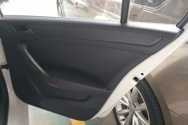 Skoda Rapid 2017 car image #26