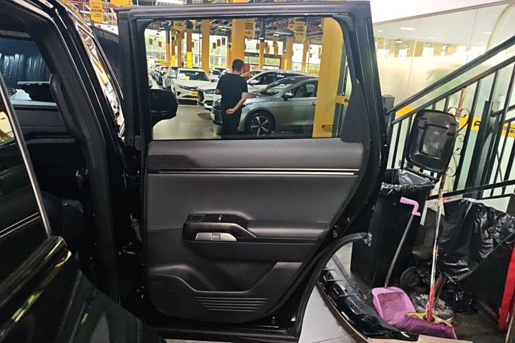 Deepal G318 2024 immagine di auto #26