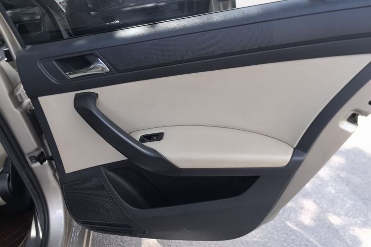 Skoda Rapid 2017 car image #26