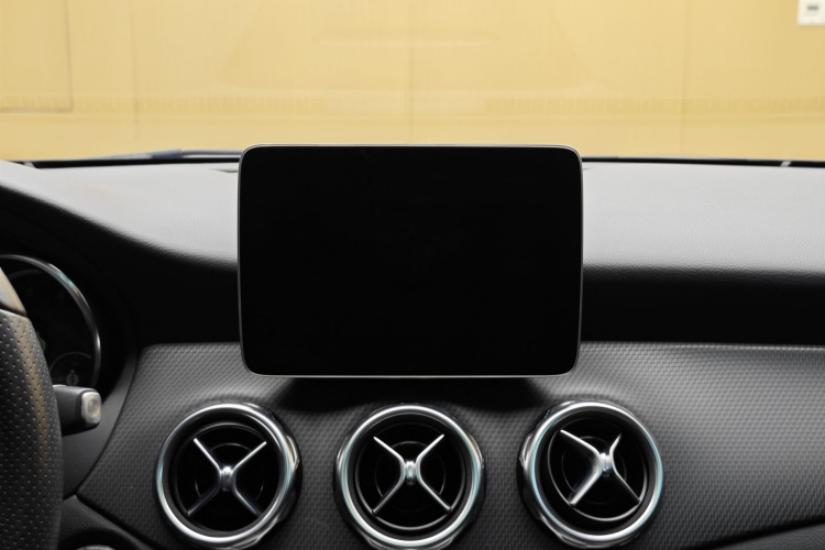 Mercedes-Benz GLA Class 2018 immagine di auto #26