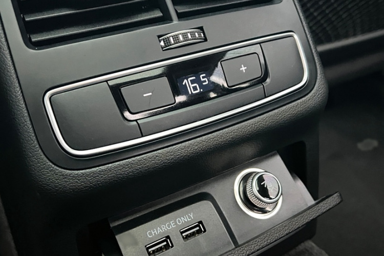 Audi A4 2019 car image #26