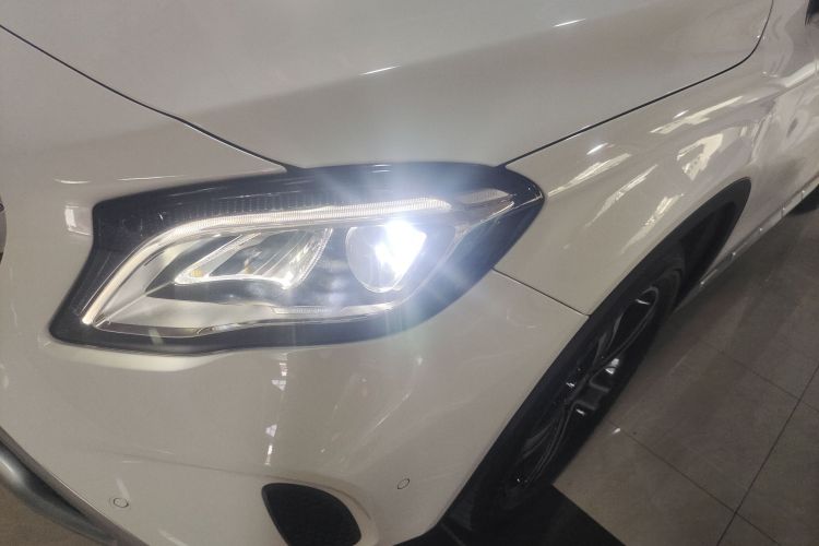 Mercedes-Benz GLA Class 2018 car image #26