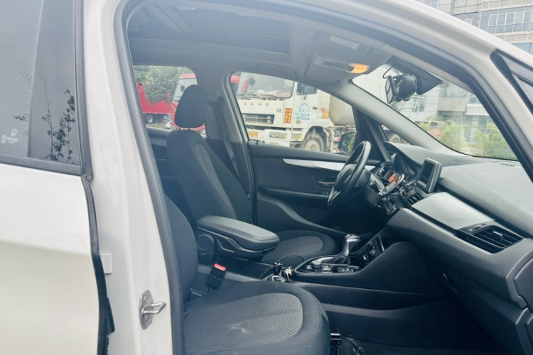 BMW 2 Series Tourer 2017 car image #26