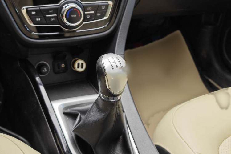 Changan Alsvin V7 2017 car image #26