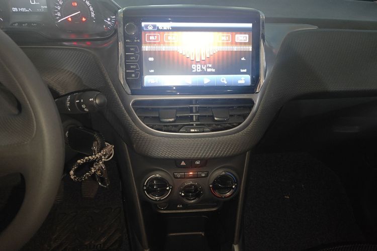 Peugeot 2008 2016 car image #26