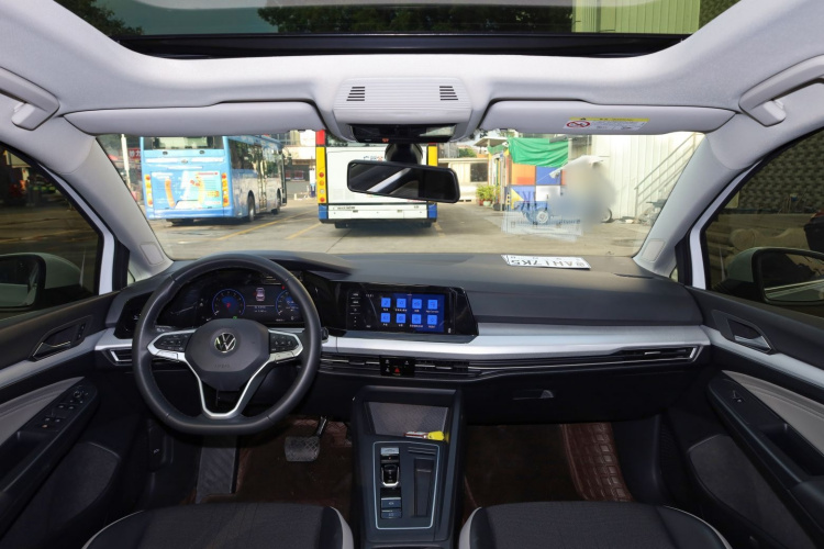Volkswagen Golf 2023 car image #26