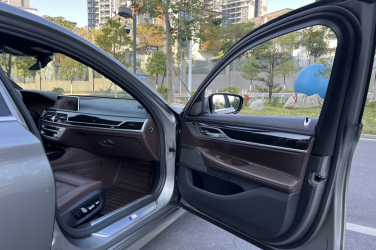 BMW 7 Series 2020 immagine di auto #26