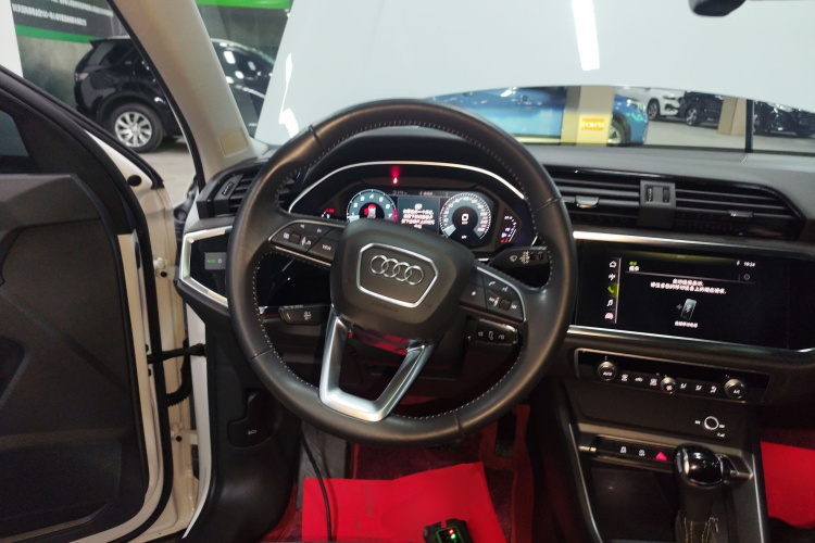 Audi Q3 2019 car image #26