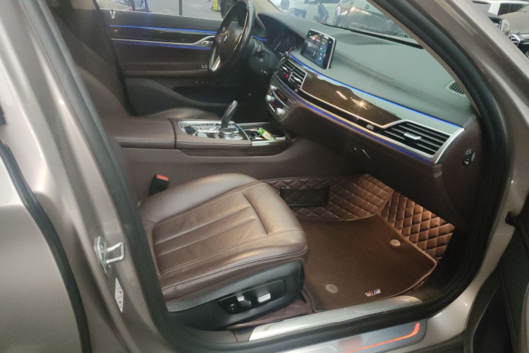 BMW 7 Series 2018 car image #26