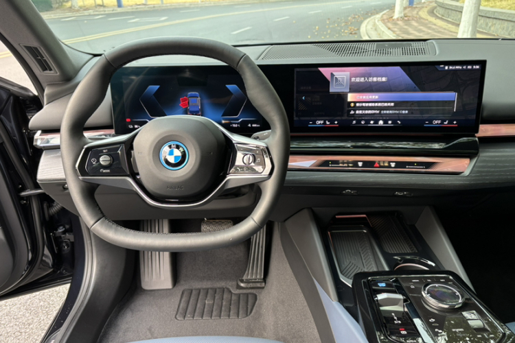 BMW i5 2024 car image #26