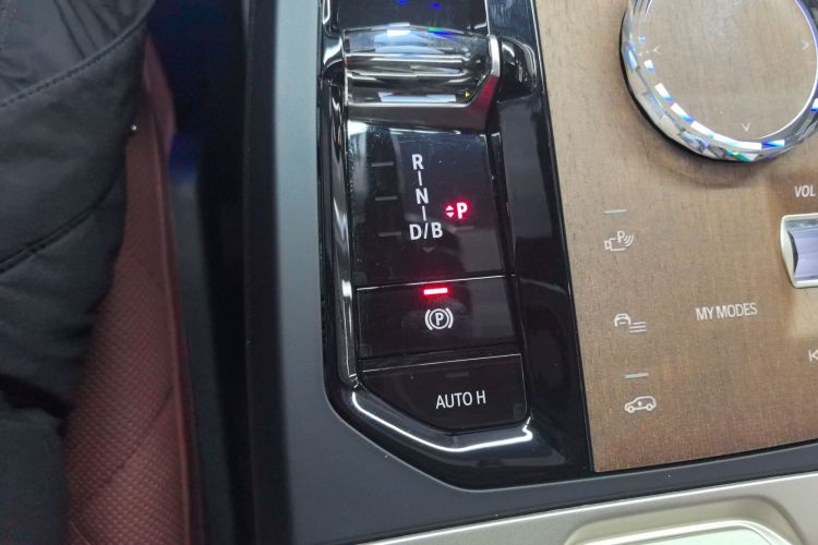 BMW iX 2024 car image #26