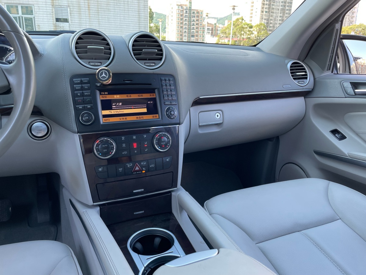 Mercedes-Benz GL Class 2010 car image #26