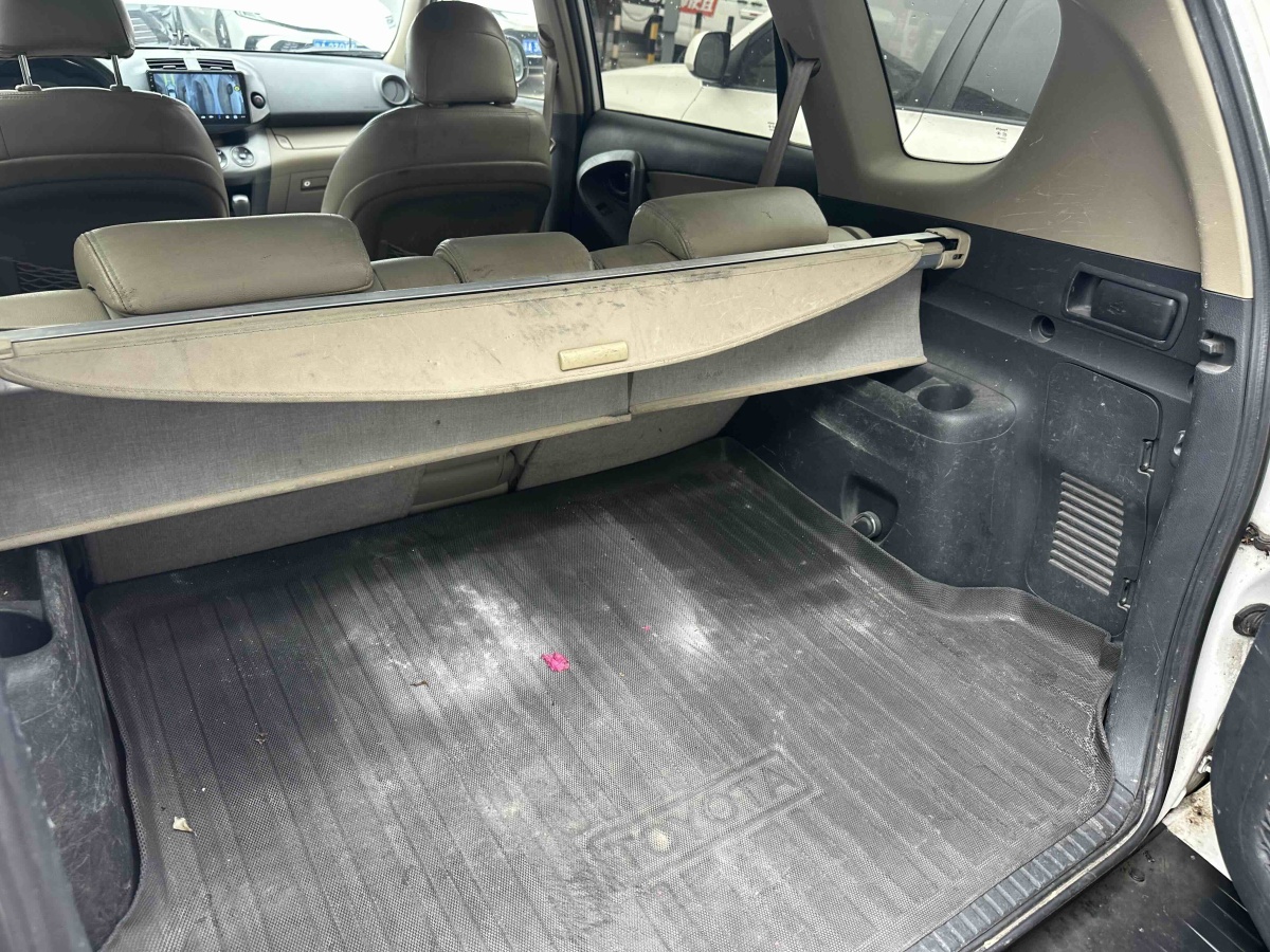 Toyota RAV4 2011 immagine di auto #26