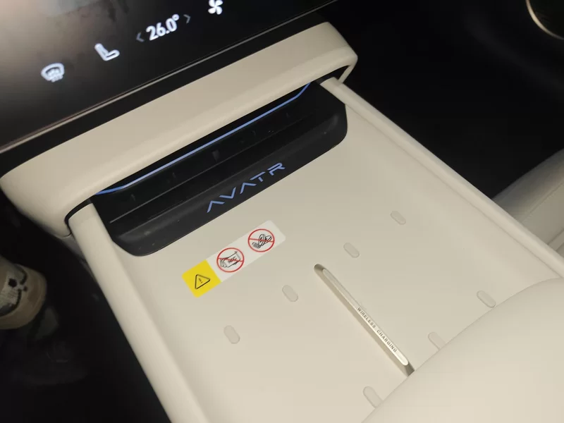 Avatr 06 2025 car image #26