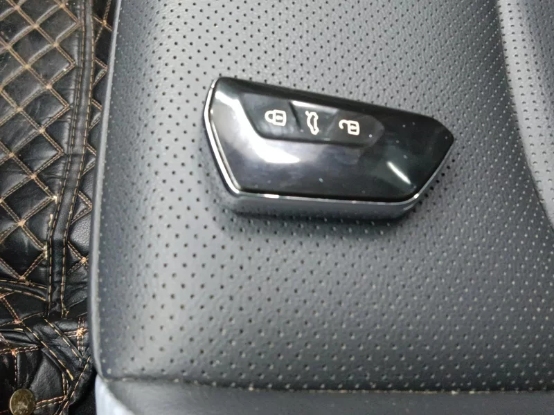 Volkswagen Lamando 2023 car image #26