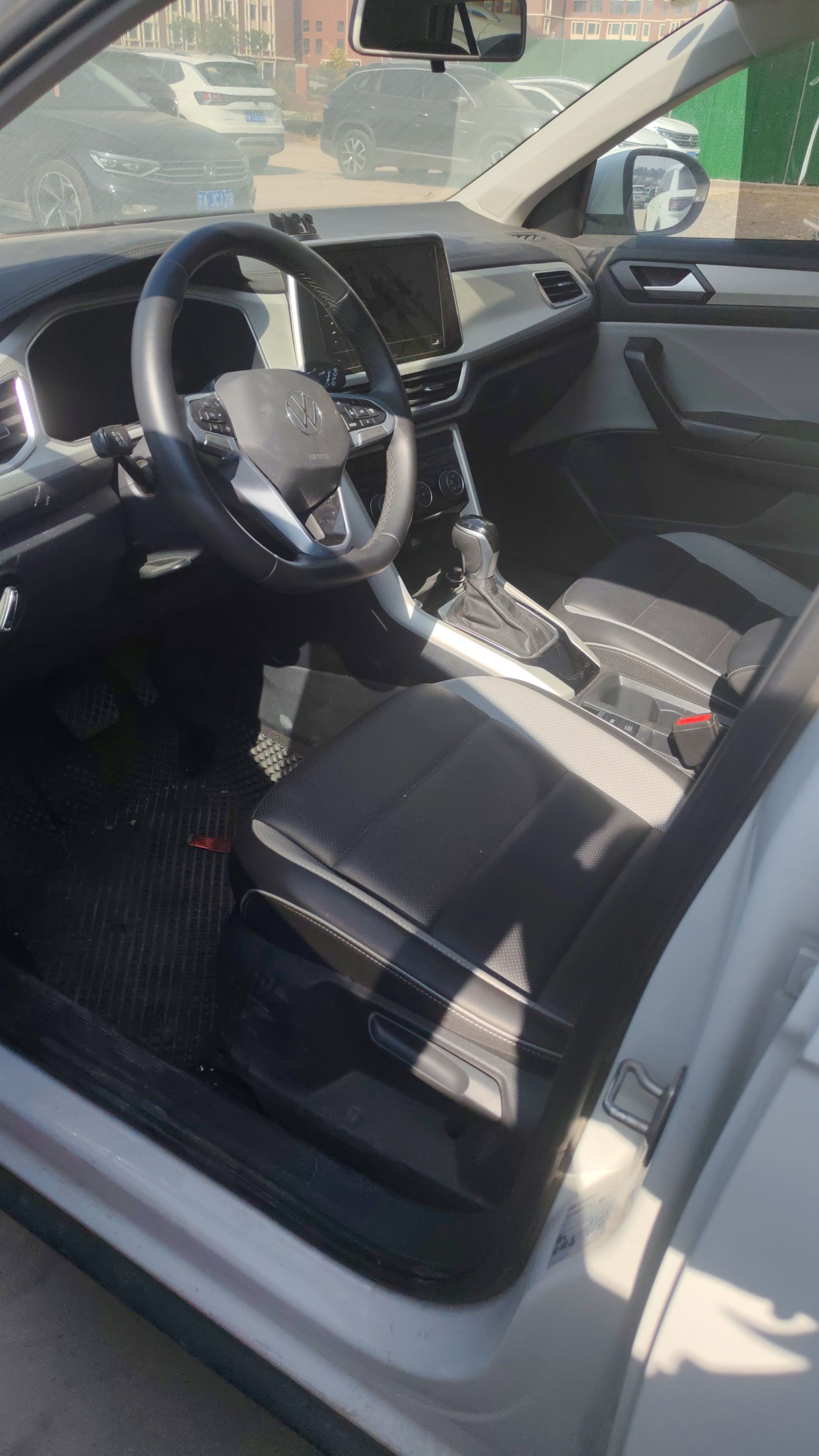 Volkswagen T-Roc 2024 car image #4