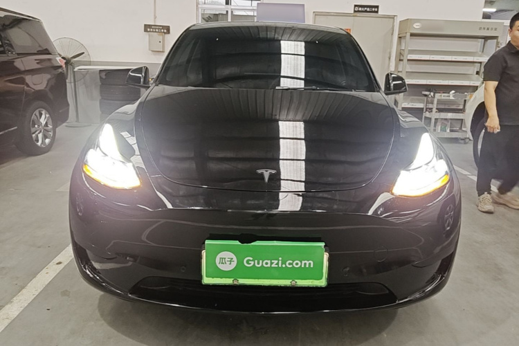 Tesla Model Y 2023 car image #3
