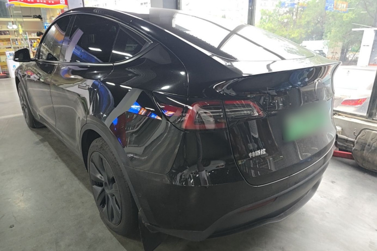 Tesla Model Y 2024 #5 Tesla Model Y 2024 car image #5