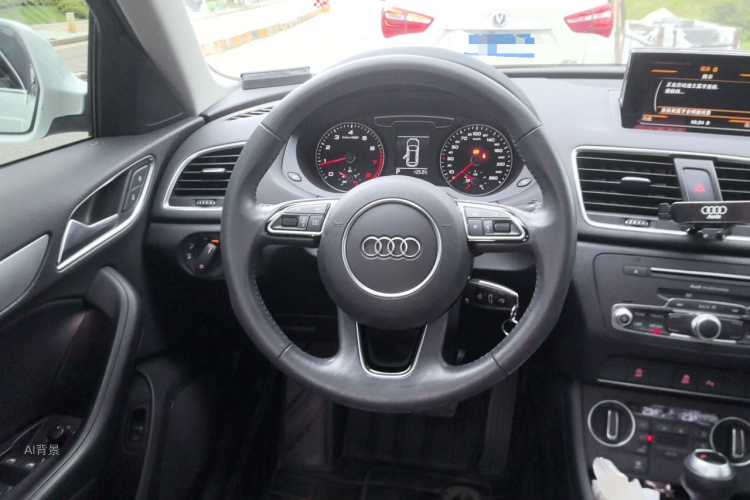 Audi Q3 2019 car image #12