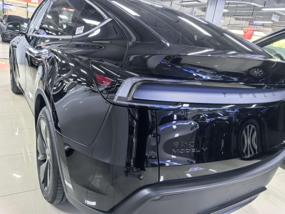 Tesla Model Y 2026 #3 Tesla Model Y 2026 car image #3