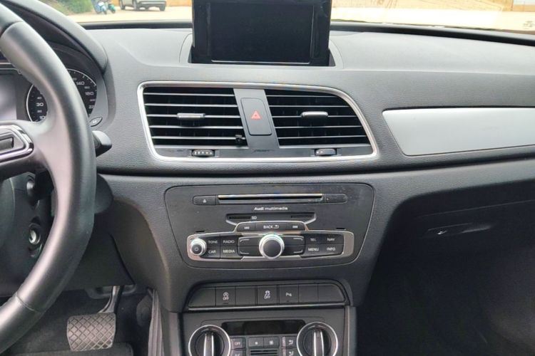Audi Q3 2017 car image #13